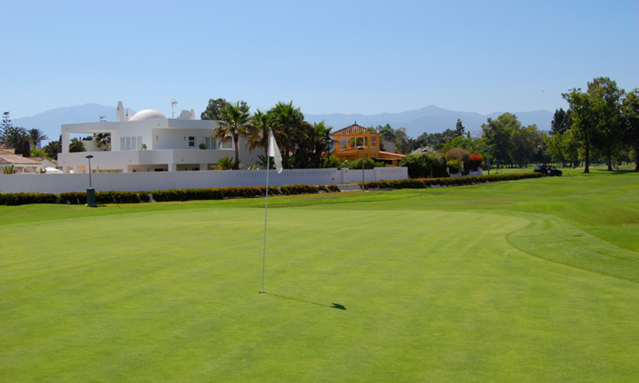 Villa en venta primera línea de playa y golf de primera línea en Marbella 4