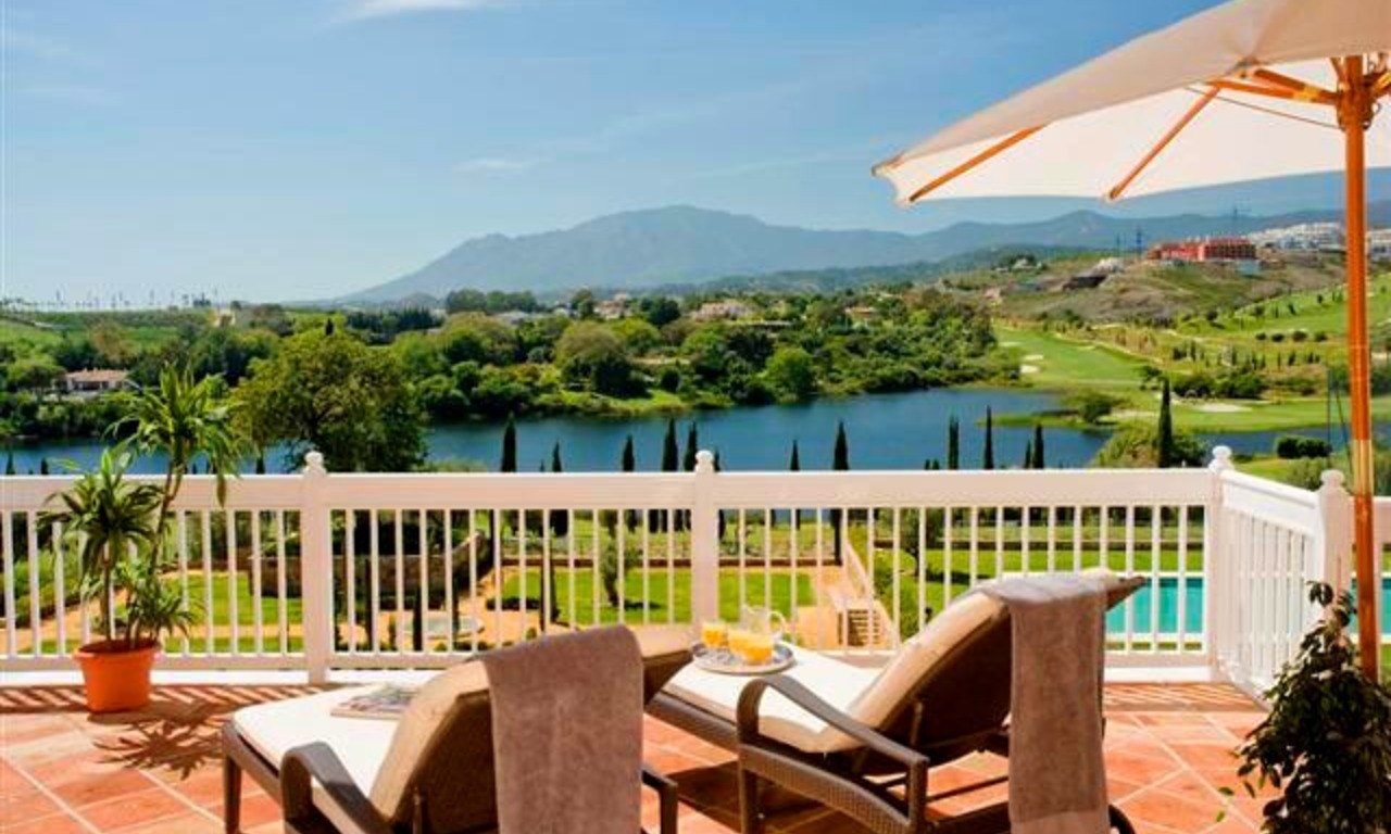 Apartamentos en primera línea y áticos de golf en venta en Golf Resort en Marbella - Benahavis - Estepona 0