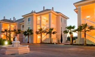 Apartamentos en primera línea y áticos de golf en venta en Golf Resort en Marbella - Benahavis - Estepona 4