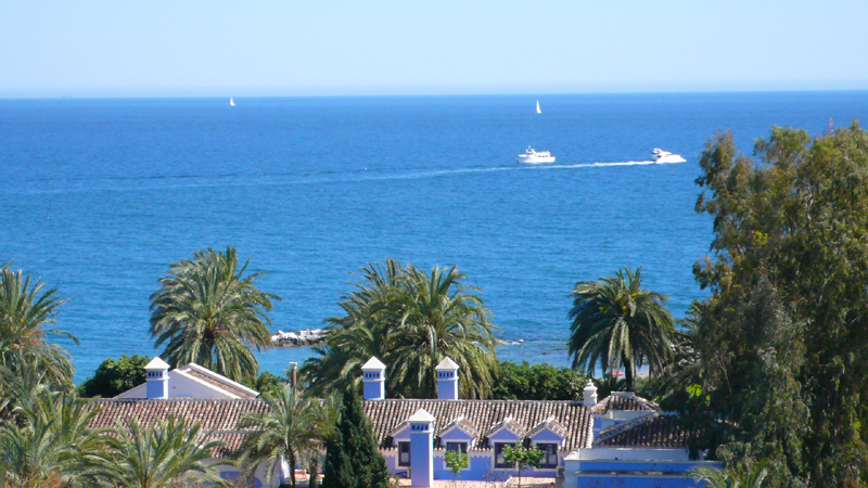 Apartamento ático de lujo al lado de la playa en venta, Puerto Banús – Marbella.