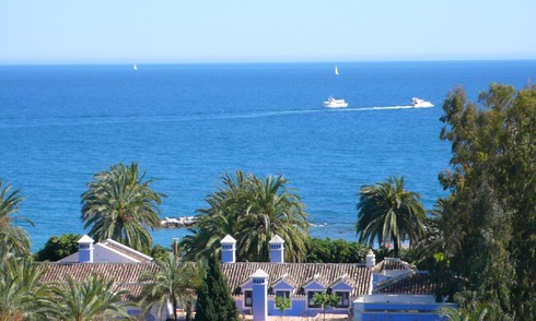 Apartamento ático de lujo al lado de la playa en venta, Puerto Banús – Marbella. 