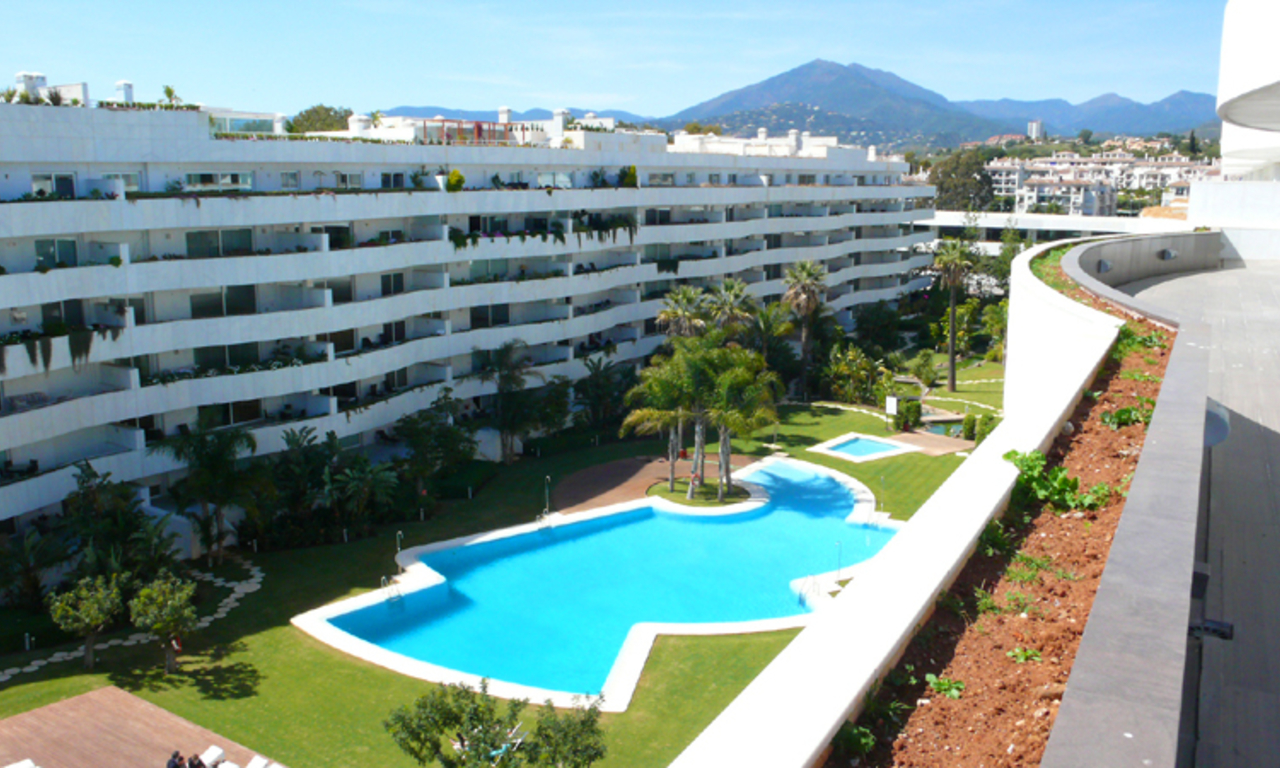 Apartamento ático de lujo al lado de la playa en venta, Puerto Banús – Marbella. 3