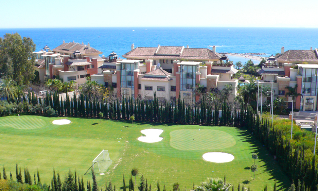 Apartamento ático de lujo al lado de la playa en venta, Puerto Banús – Marbella. 2