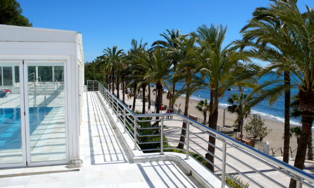 Oportunidad Ático de lujo en venta en primera línea de playa en la Milla de Oro en Marbella 2