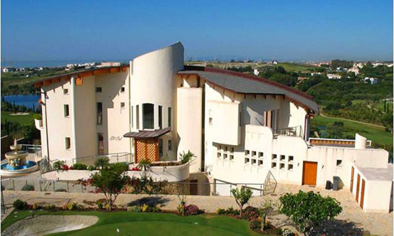 Villa contemporánea de lujo en venta, primera línea de golf, Marbella – Benahavis 1