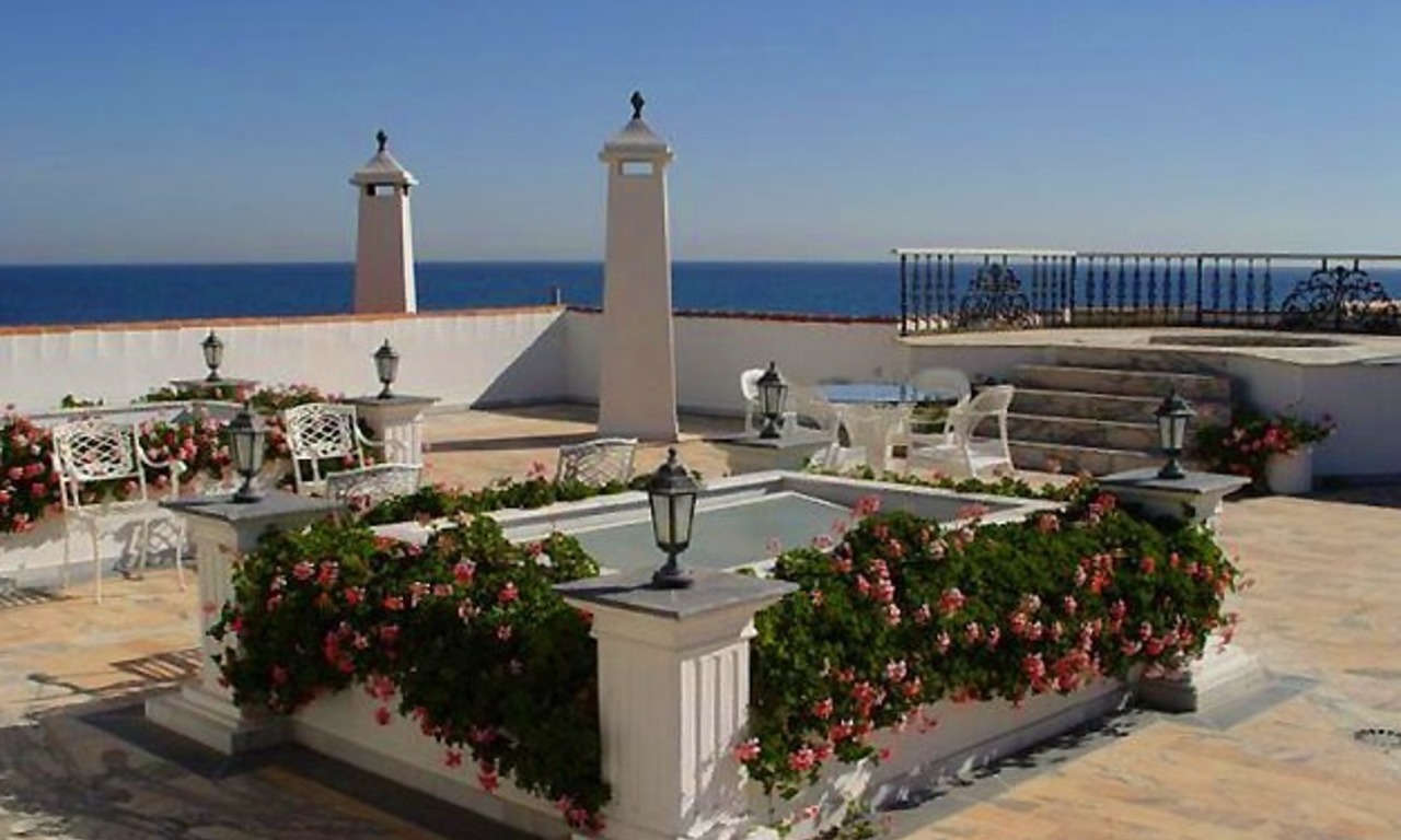 Villa en venta, Primera linea de la playa en Puerto Banus - Marbella 3