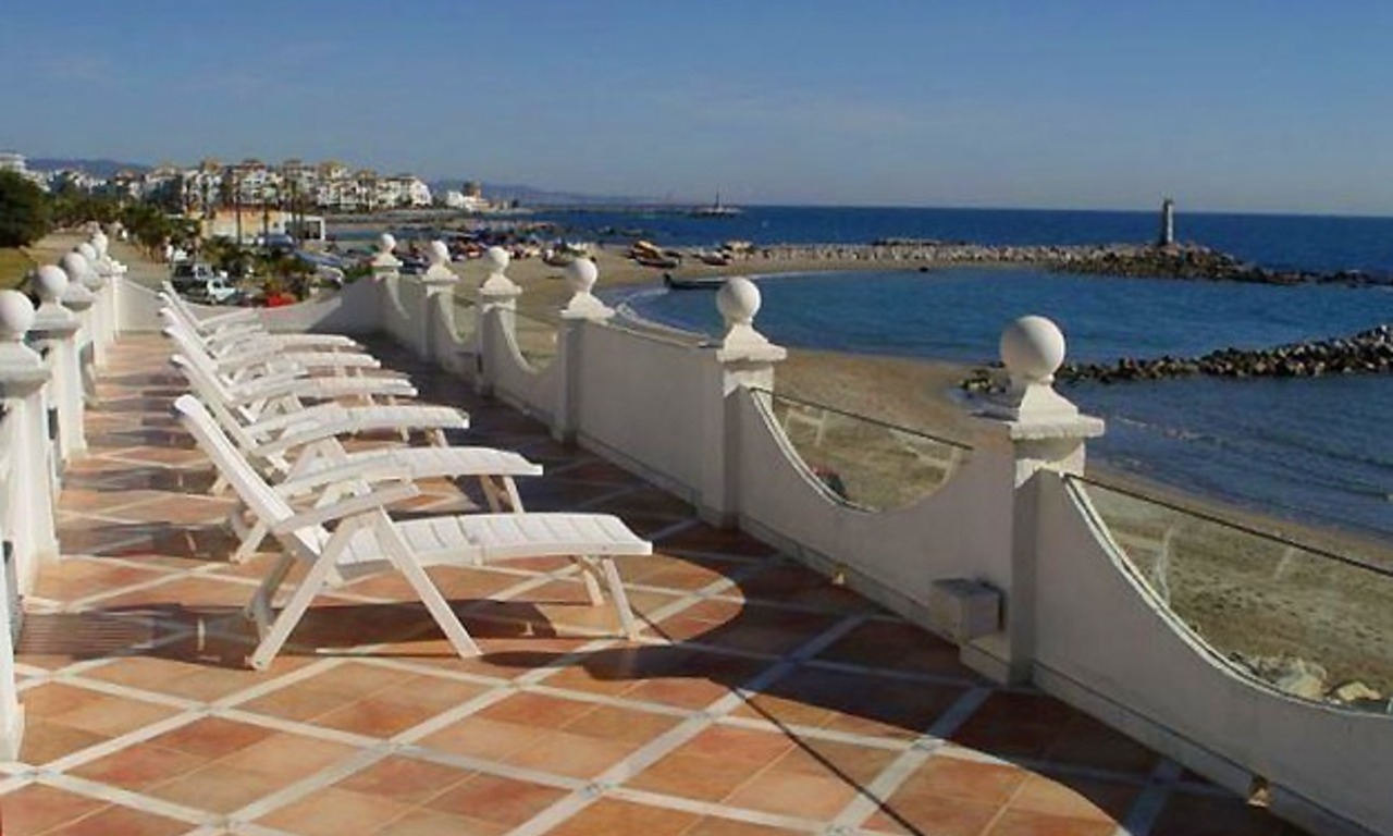 Villa en venta, Primera linea de la playa en Puerto Banus - Marbella 16