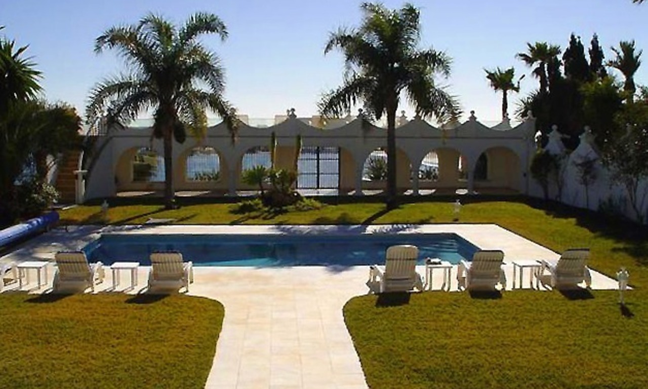 Villa en venta, Primera linea de la playa en Puerto Banus - Marbella 2