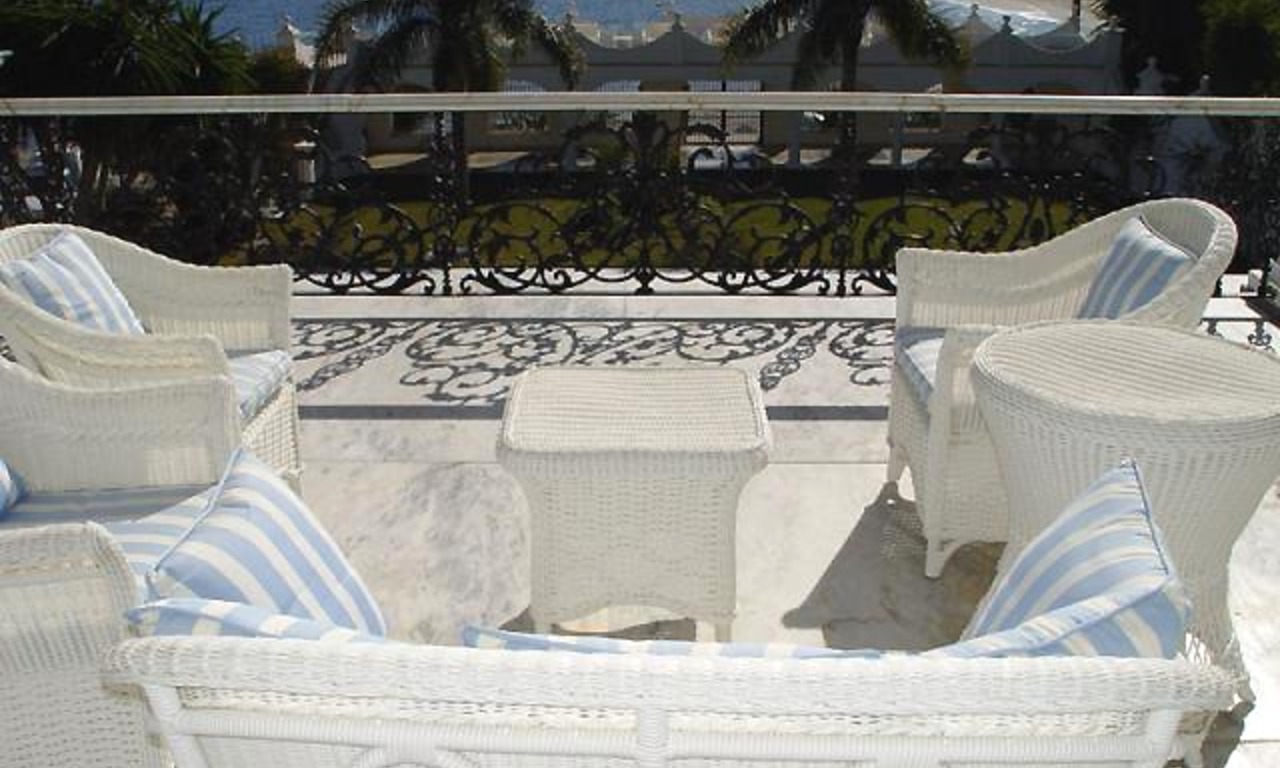 Villa en venta, Primera linea de la playa en Puerto Banus - Marbella 6