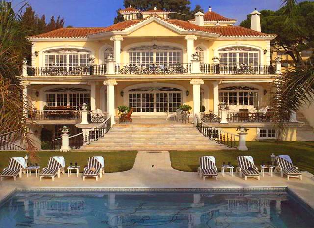 Villa en venta, Primera linea de la playa en Puerto Banus - Marbella