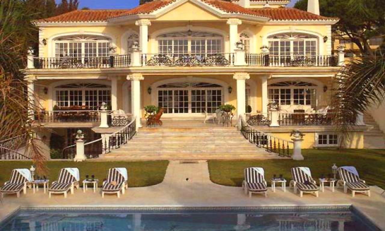 Villa en venta, Primera linea de la playa en Puerto Banus - Marbella 0