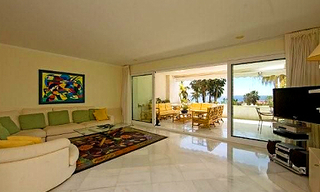 Apartamento en primera línea de playa en venta, Puerto Banús – Marbella 2