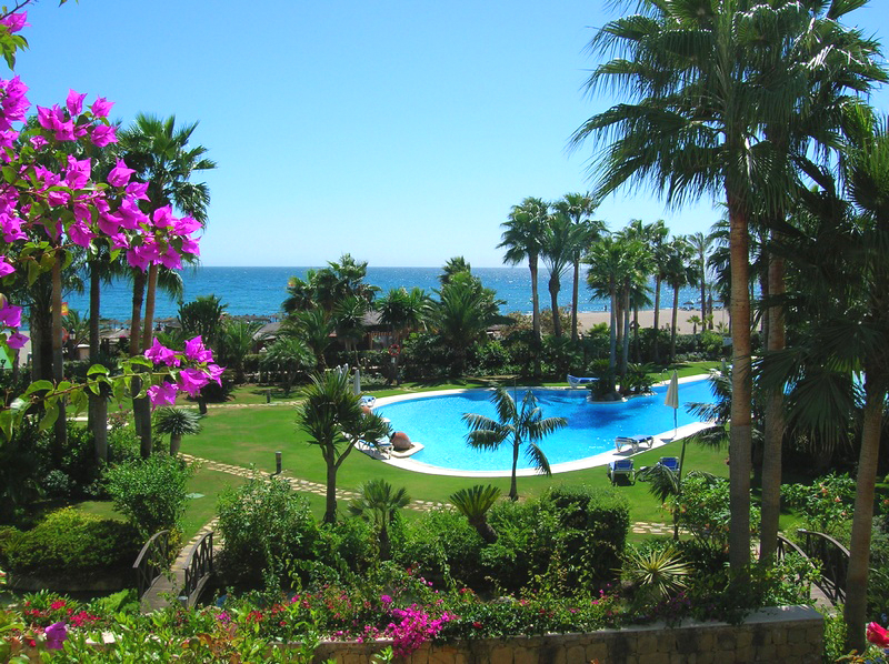 Apartamento en primera línea de playa en venta, Puerto Banús – Marbella