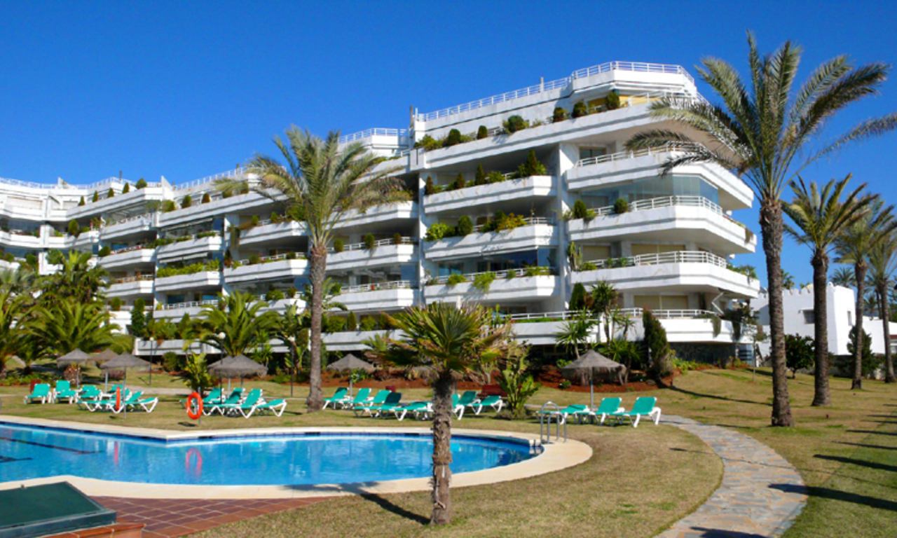 Apartamento en venta, primera linea de la playa, Milla de Oro, Marbella 2