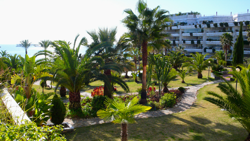 Apartamento en venta, primera linea de la playa, Milla de Oro, Marbella