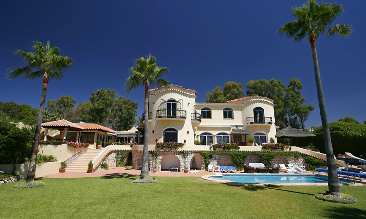 Villa en venta, Primera linea de la playa, Marbella 0