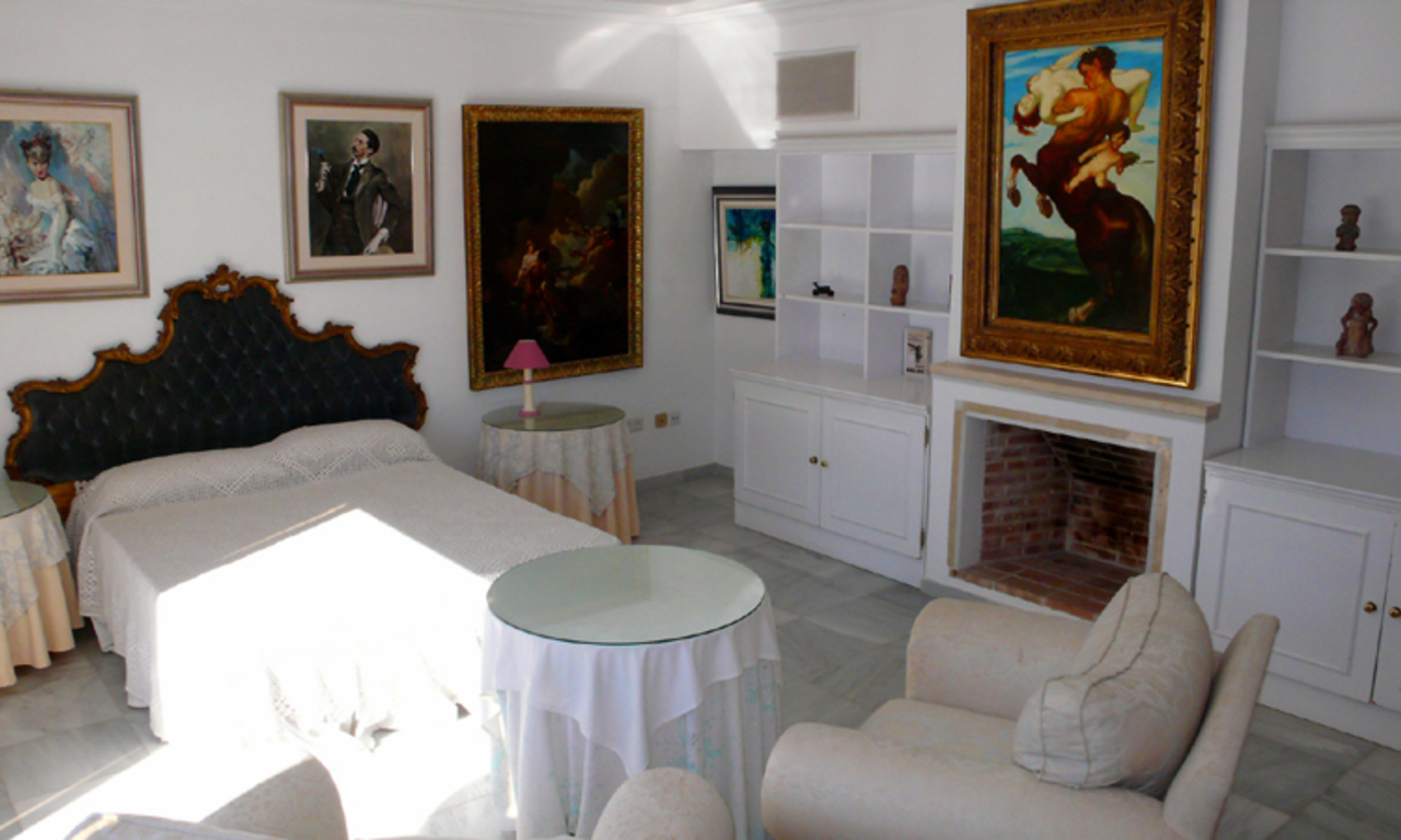 Villa en primera línea de playa en venta, Milla de Oro, cerca del Centro de Marbella 24