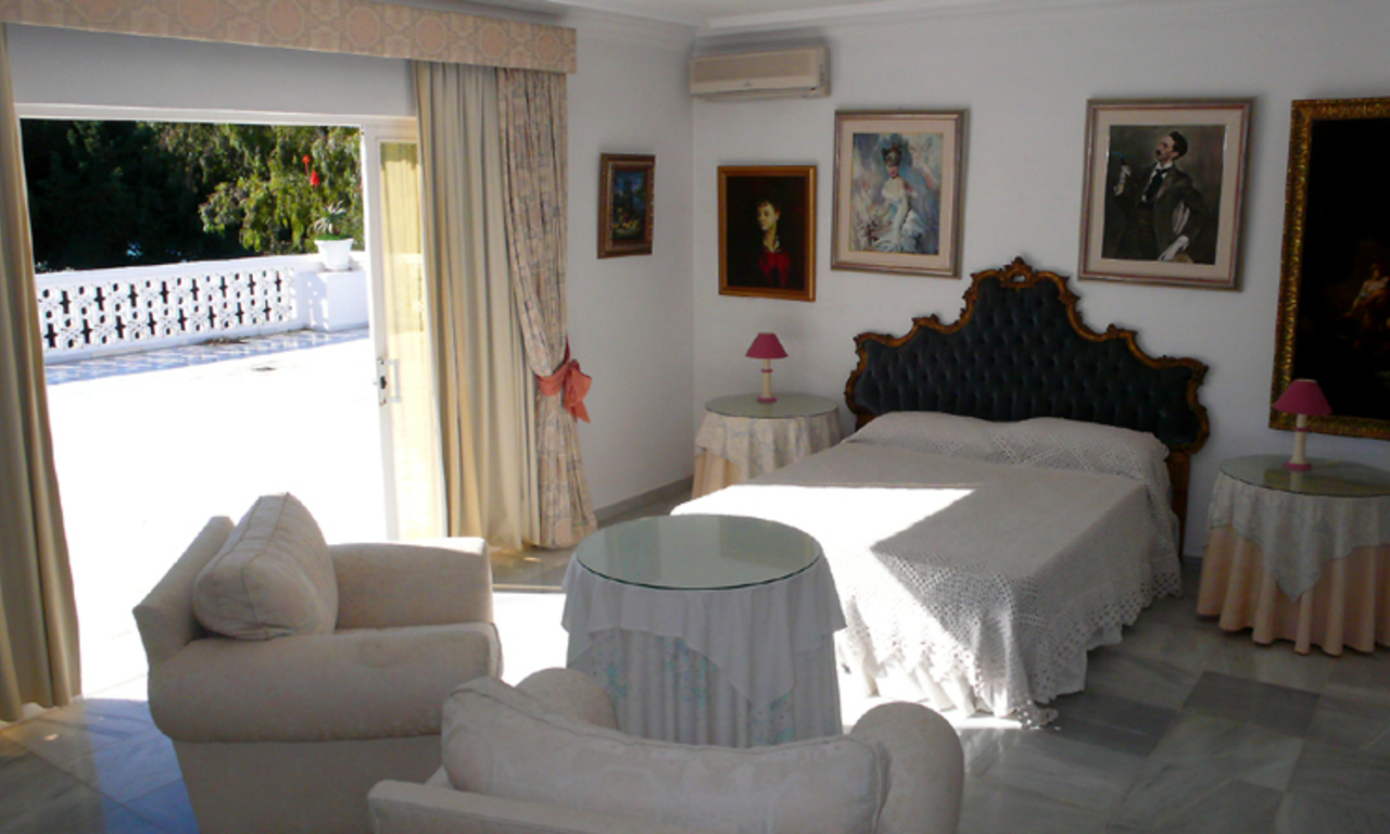 Villa en primera línea de playa en venta, Milla de Oro, cerca del Centro de Marbella 25