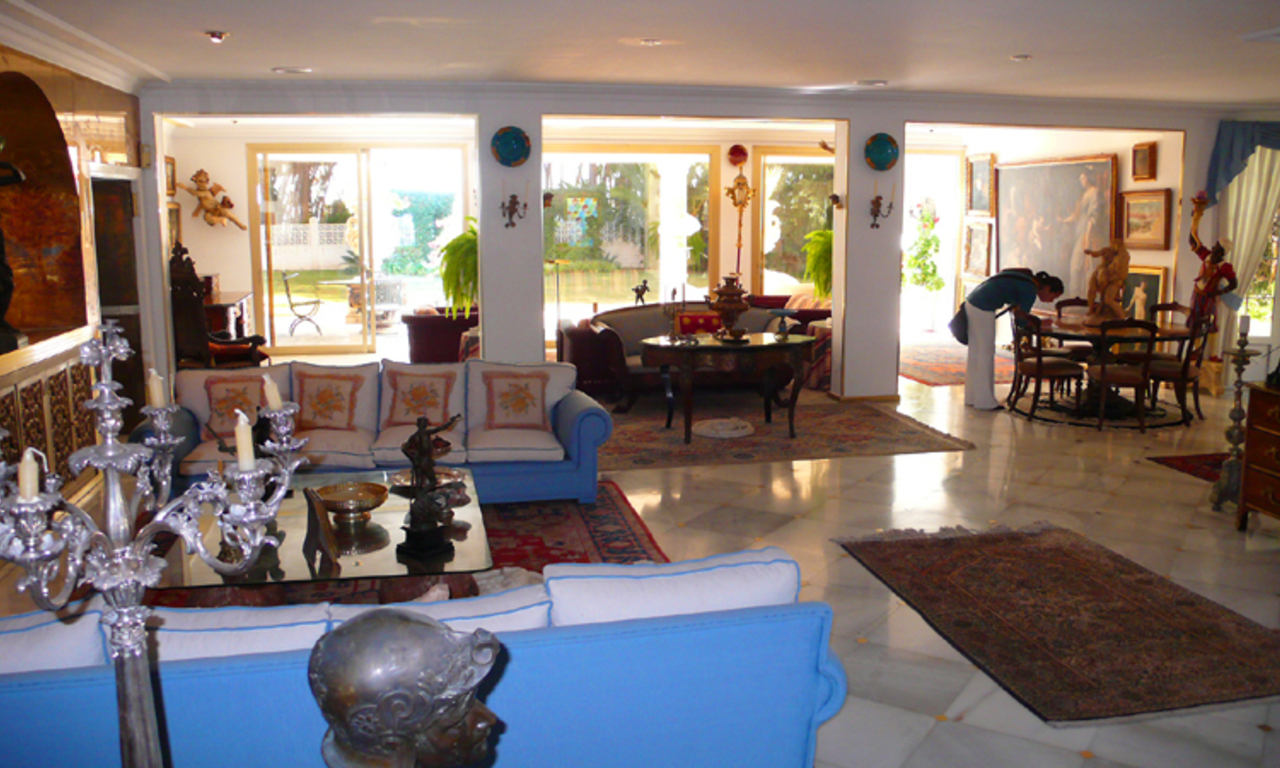 Villa en primera línea de playa en venta, Milla de Oro, cerca del Centro de Marbella 16
