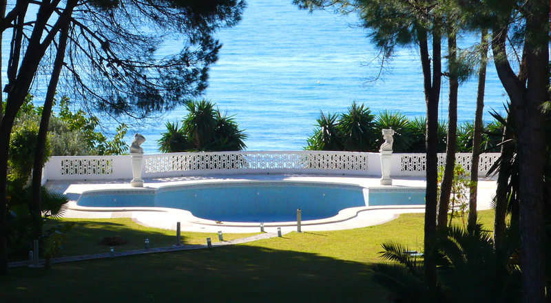 Villa en primera línea de playa en venta, Milla de Oro, cerca del Centro de Marbella
