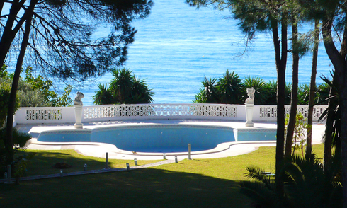 Villa en primera línea de playa en venta, Milla de Oro, cerca del Centro de Marbella 