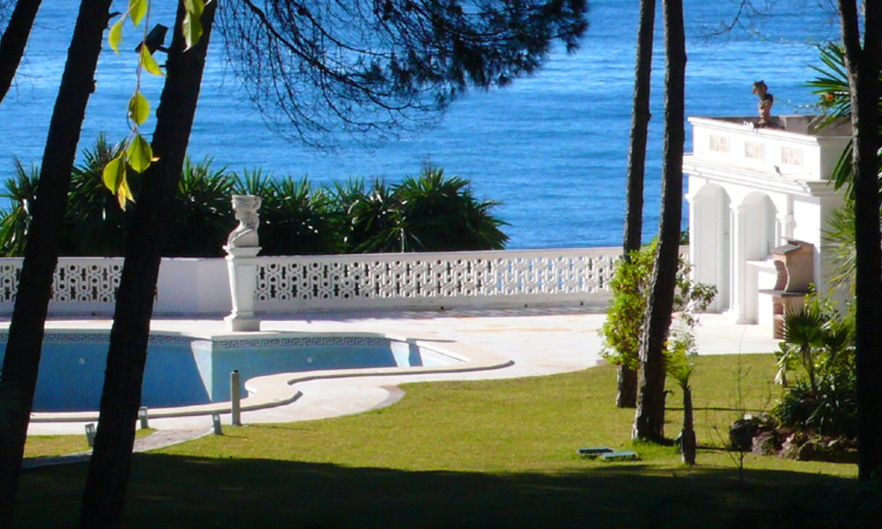 Villa en primera línea de playa en venta, Milla de Oro, cerca del Centro de Marbella 1