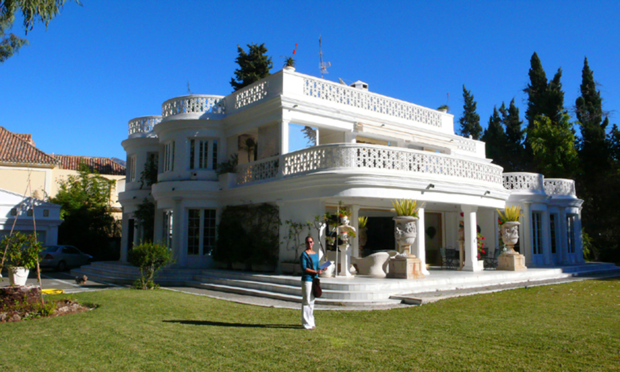 Villa en primera línea de playa en venta, Milla de Oro, cerca del Centro de Marbella 5