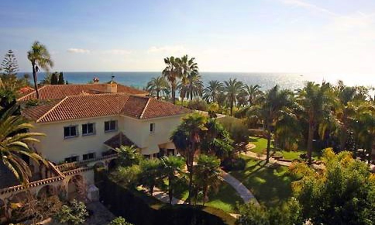 Villa en venta, Primera linea de la playa, Los Monteros Playa, Marbella 0