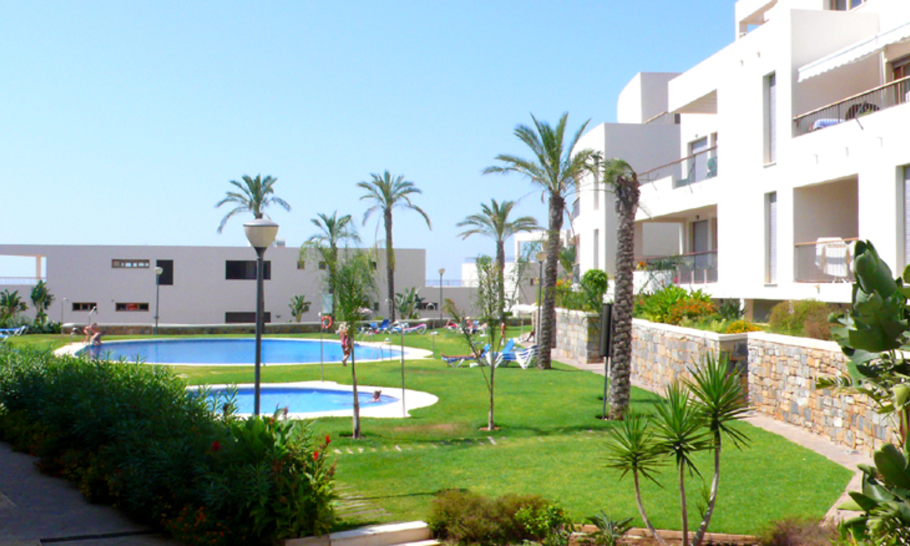 Apartamentos y áticos de lujo en venta, Marbella este con vistas al mar 1