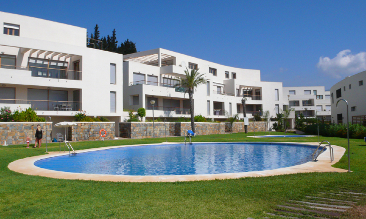 Apartamentos y áticos de lujo en venta, Marbella este con vistas al mar 0