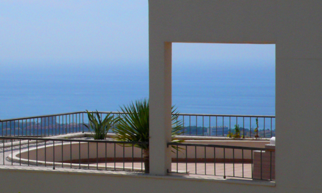 Apartamentos y áticos de lujo en venta, Marbella este con vistas al mar 3