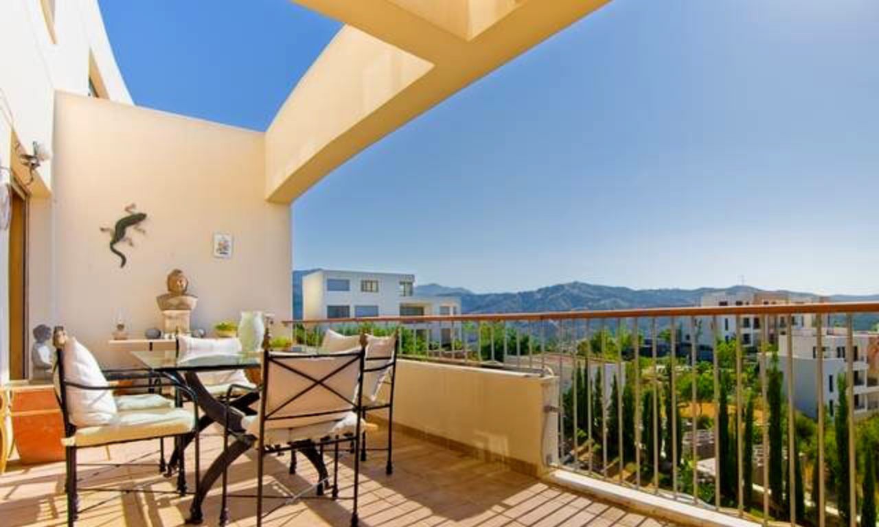 Apartamentos y áticos de lujo en venta, Marbella este con vistas al mar 5