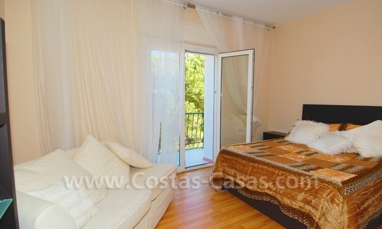 Apartamento-estudio a la venta en complejo en primera línea de playa en Puerto Banús – Marbella 9