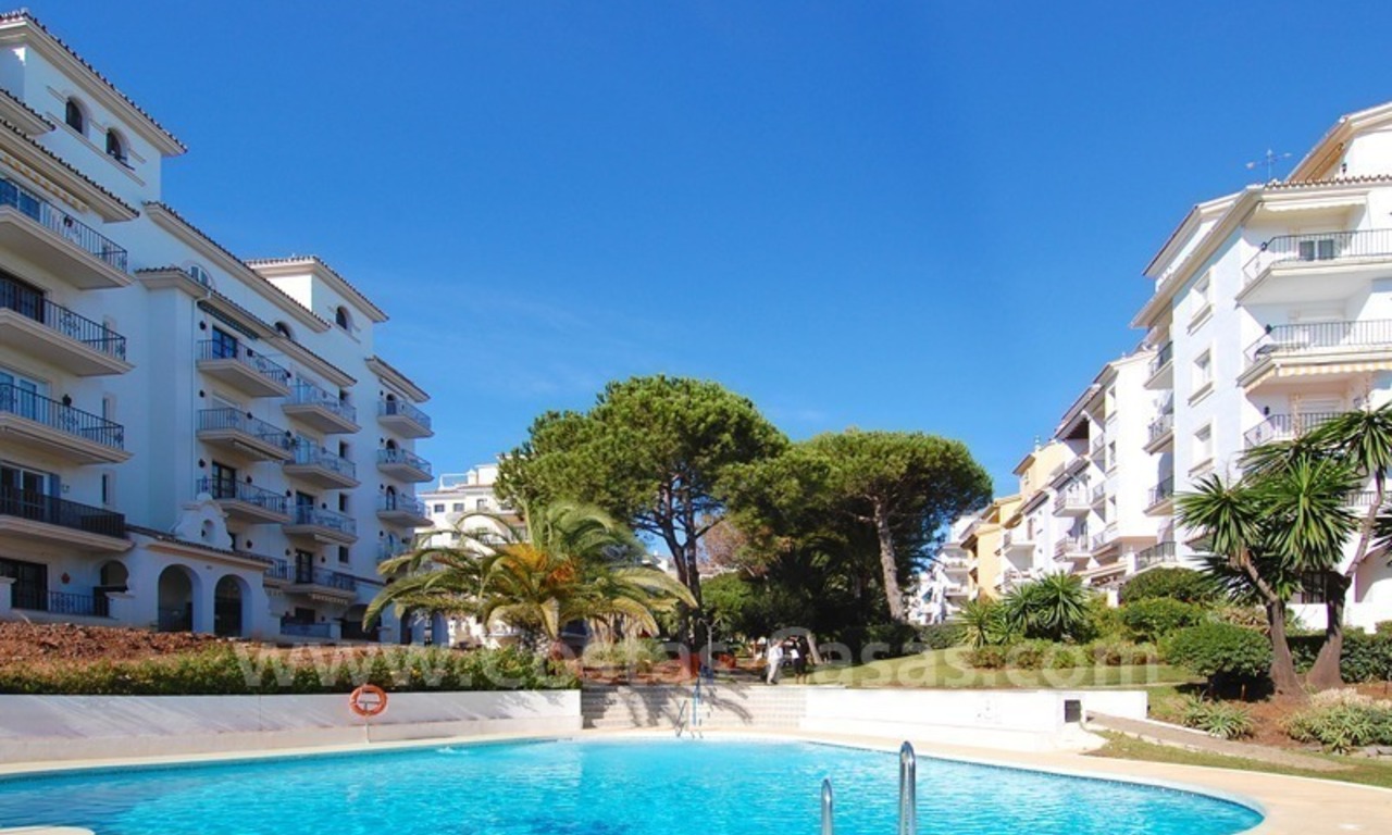 Apartamento-estudio a la venta en complejo en primera línea de playa en Puerto Banús – Marbella 4