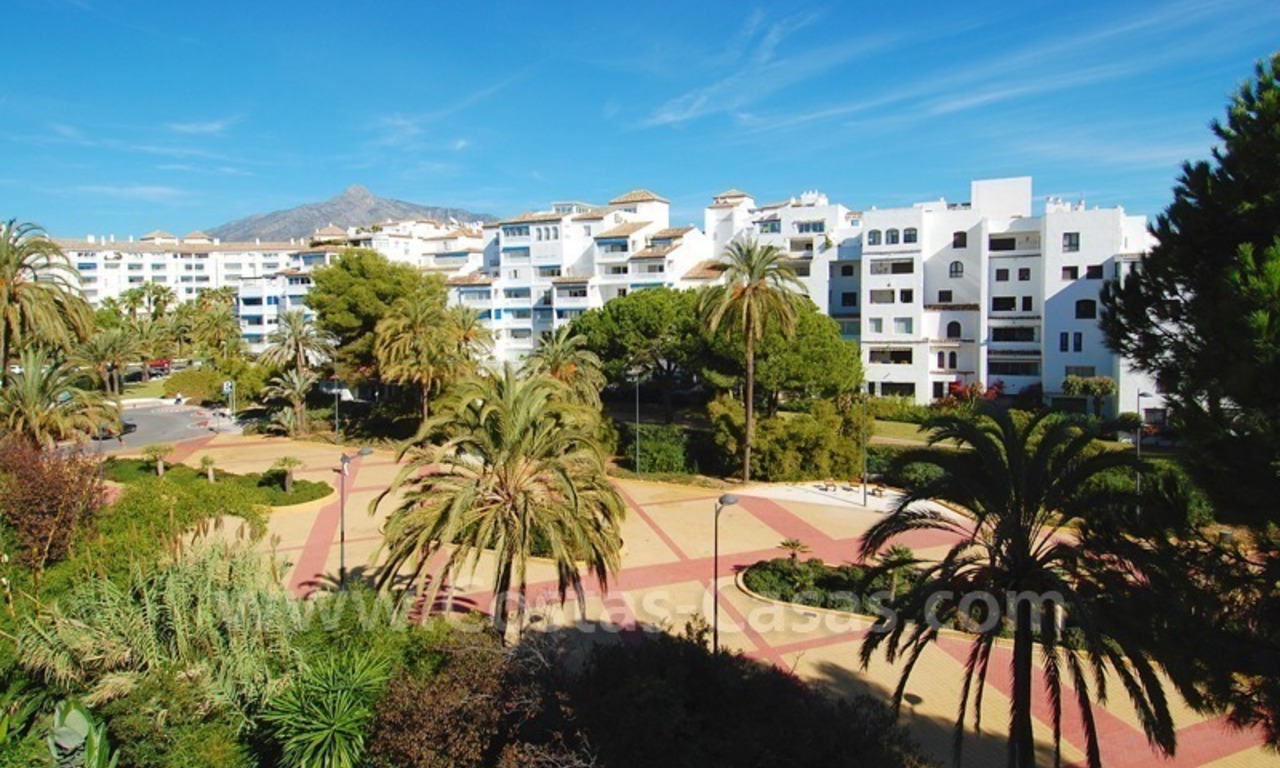 Apartamento-estudio a la venta en complejo en primera línea de playa en Puerto Banús – Marbella 2