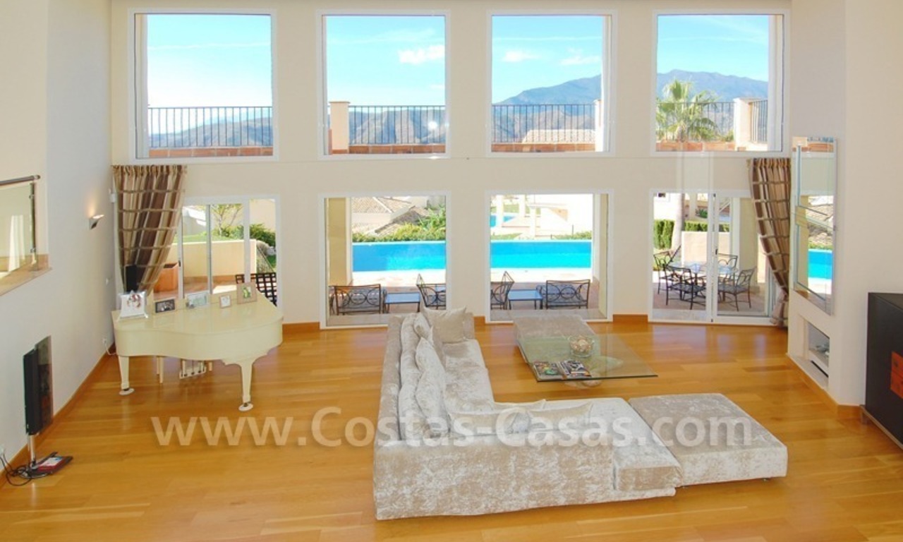Villa lujosa de estilo contemporáneo a la venta en Marbella 0