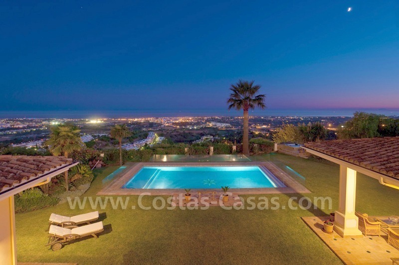 Villa exclusiva a la venta con vistas panorámicas,prestigiosa comunidad totalmente vallada, Marbella – Benahavis
