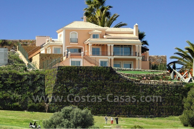 Villa de estilo moderno situada en primera línea de golf en Marbella – Benahavis con vistas espectaculares al golf, mar y montaña