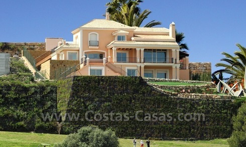 Villa de estilo moderno situada en primera línea de golf en Marbella – Benahavis con vistas espectaculares al golf, mar y montaña 