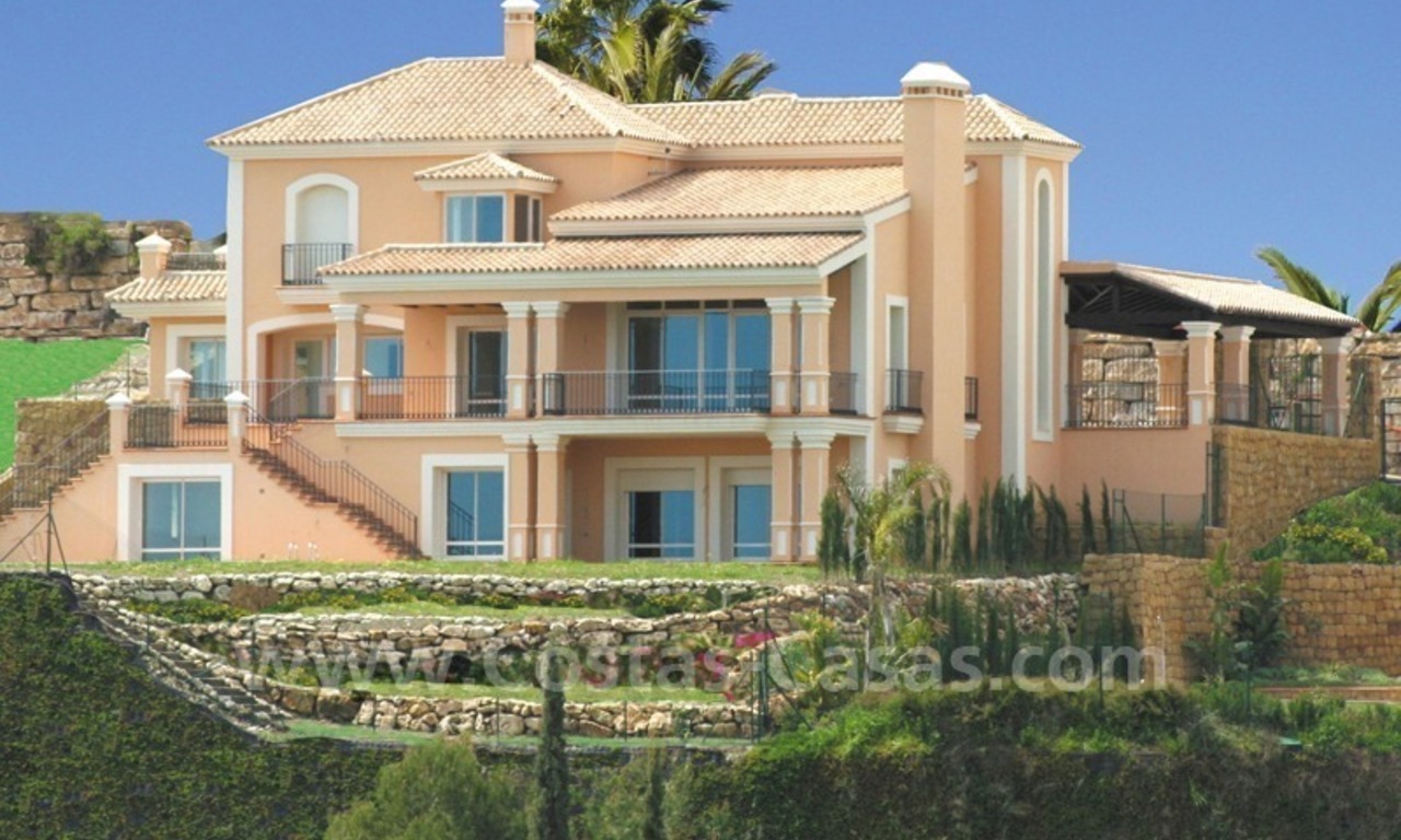 Villa de estilo moderno situada en primera línea de golf en Marbella – Benahavis con vistas espectaculares al golf, mar y montaña 1