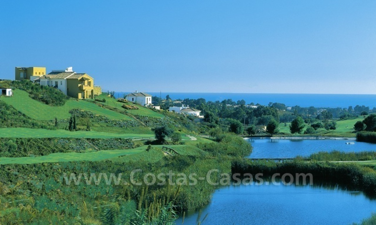 Villa de estilo moderno situada en primera línea de golf en Marbella – Benahavis con vistas espectaculares al golf, mar y montaña 2