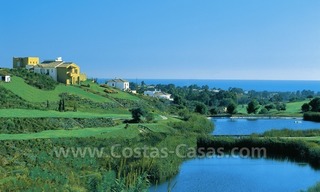 Villa de estilo moderno situada en primera línea de golf en Marbella – Benahavis con vistas espectaculares al golf, mar y montaña 2