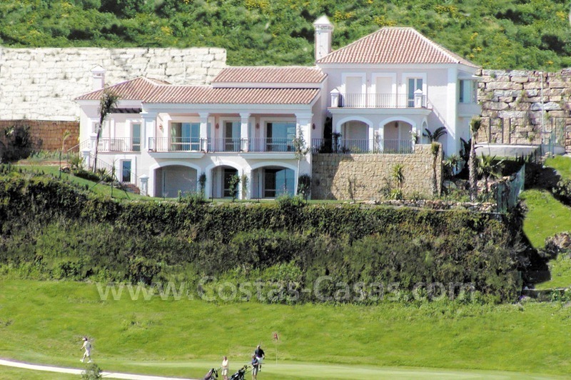Villa de lujo en primera línea de golf en Marbella – Benahavis con vistas espectaculares al golf, mar y montaña
