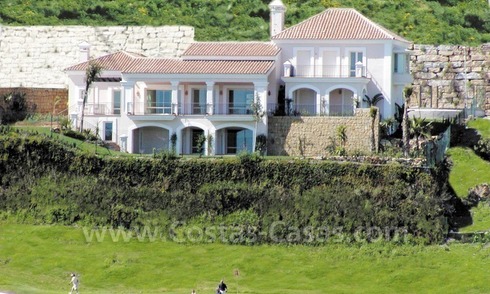 Villa de lujo en primera línea de golf en Marbella – Benahavis con vistas espectaculares al golf, mar y montaña 