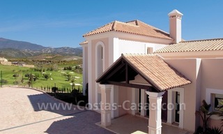 Villa de lujo en primera línea de golf en Marbella – Benahavis con vistas espectaculares al golf, mar y montaña 1