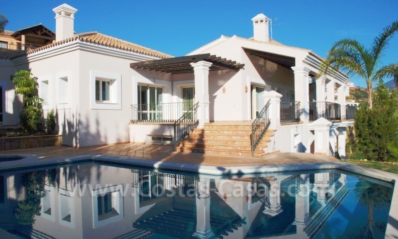 Villa de lujo en primera línea de golf en Marbella – Benahavis con vistas espectaculares al golf, mar y montaña 3