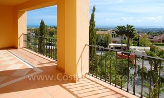 Apartamento moderno de lujo a la venta con vistas espectaculares al mar en un complejo de golf en el valle del golf de Marbella 2