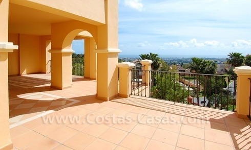 Apartamento moderno de lujo a la venta con vistas espectaculares al mar en un complejo de golf en el valle del golf de Marbella 