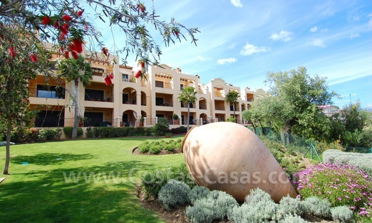 Apartamento moderno de lujo a la venta con vistas espectaculares al mar en un complejo de golf en el valle del golf de Marbella 22