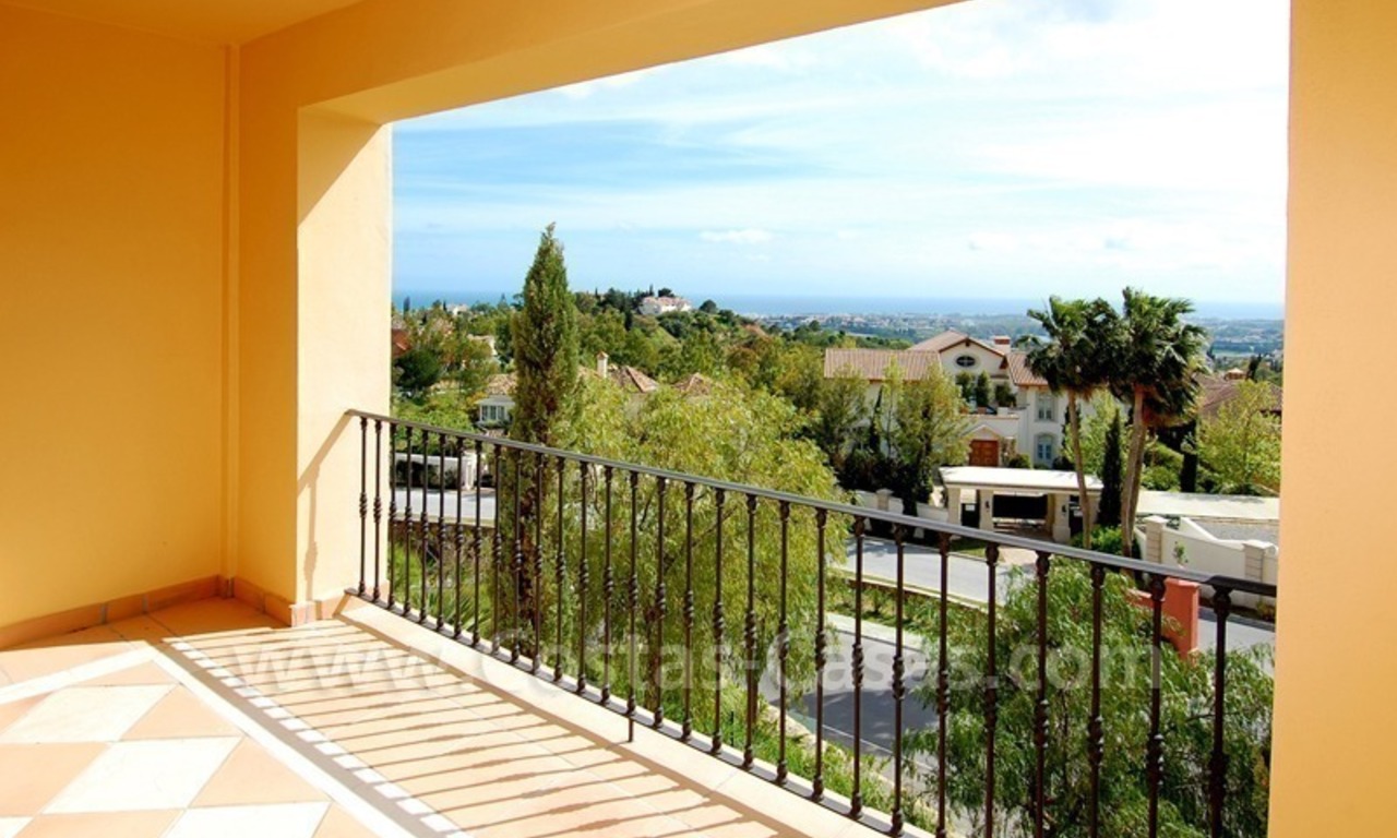 Apartamento moderno de lujo a la venta con vistas espectaculares al mar en un complejo de golf en el valle del golf de Marbella 3